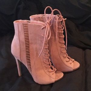 KAMILLE Laced heeled soft pink booties
